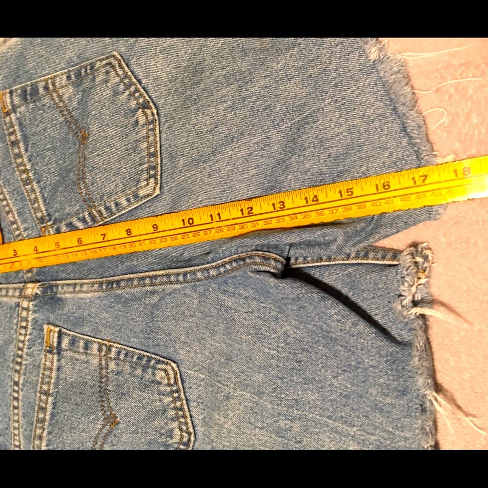 Vintage distressed style LEVIS cutoff shorts - Picture 14 of 16